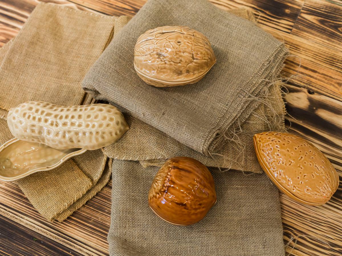 Bordallo Pinheiro Peanut Box - Nuts