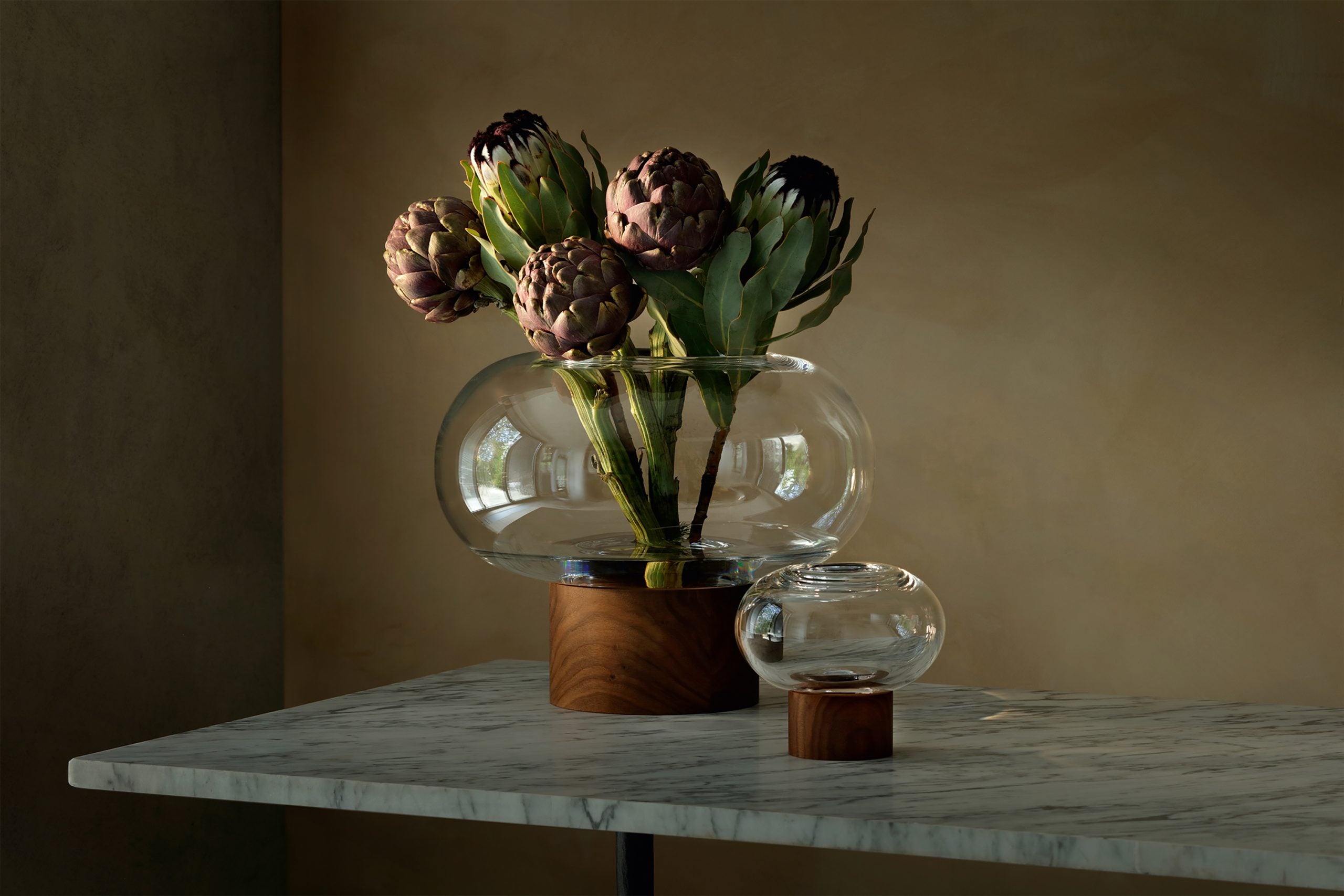 OBLATE VASE H13.5CM/Ø15CM CLEAR/WALNUT **