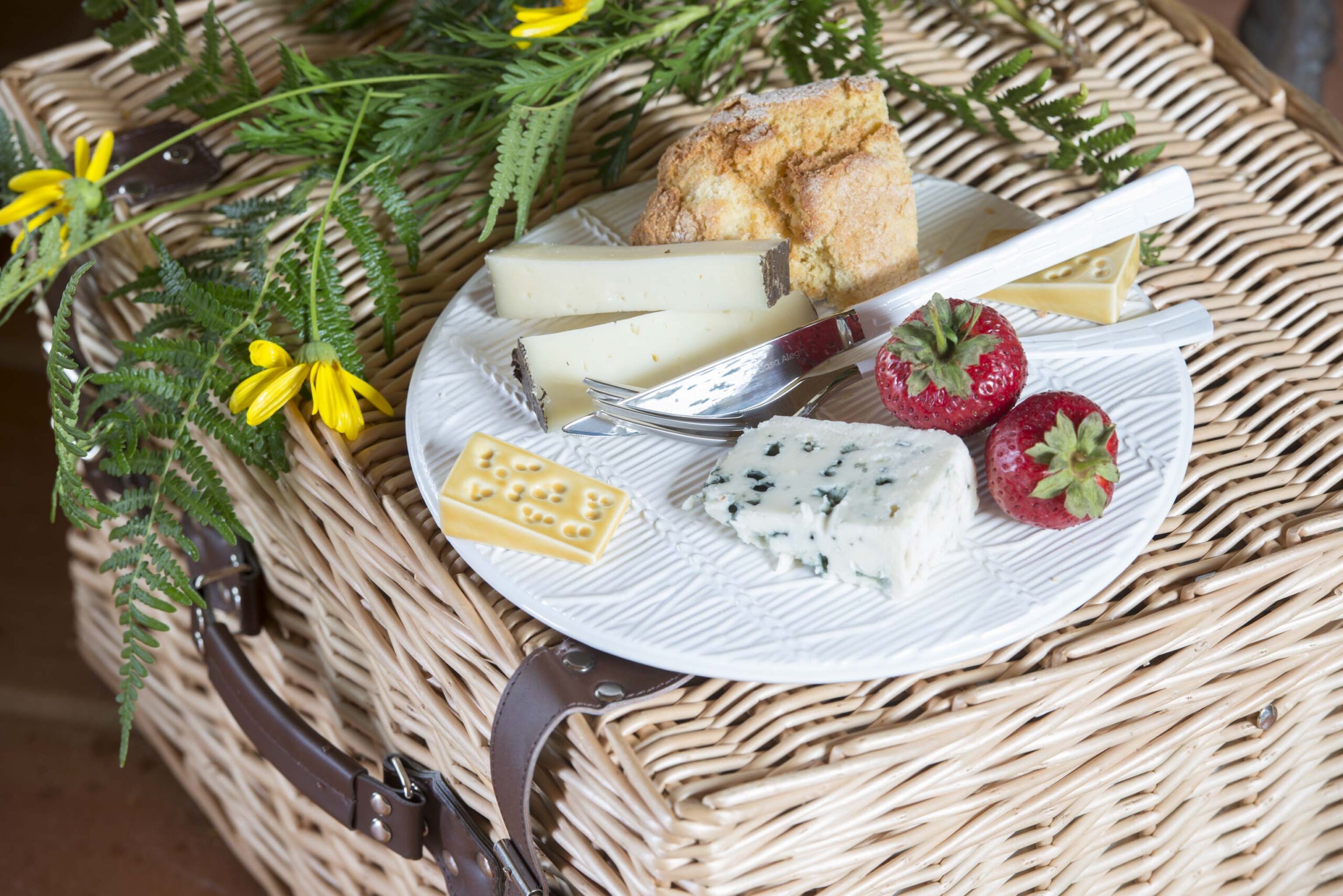Bordallo Pinheiro White Cheese Tray with Natural Mouse - Cheese Trays