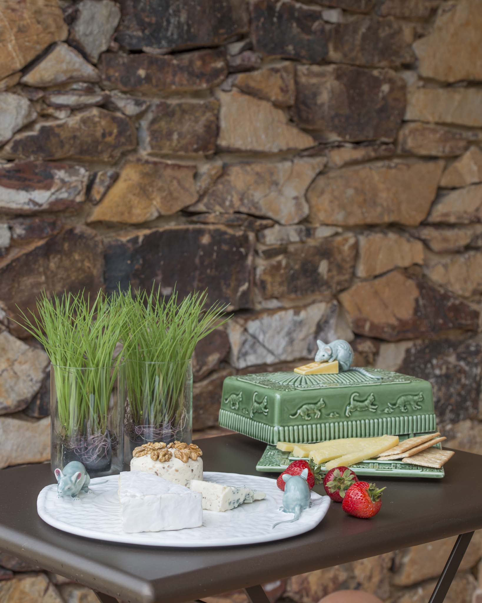 Bordallo Pinheiro White Cheese Tray with Natural Mouse - Cheese Trays